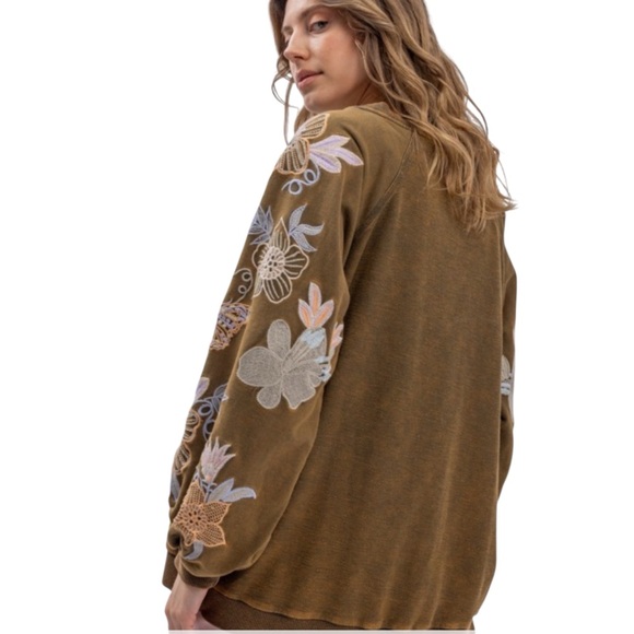 659:  BLUEVELVET NWT SWEATSHIRT OLIVE (C) - Picture 2 of 2